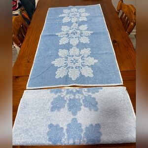 Set Of 2 Vintage Irregulars Blue Floral Snowflake Full Size Bath Towel Set